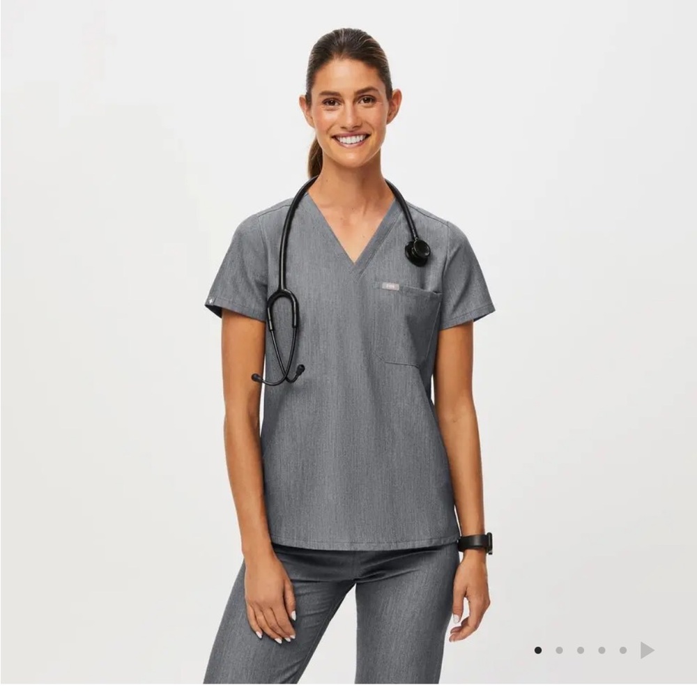 Grey women’s XL Figs scrub top #medicalscrubs
